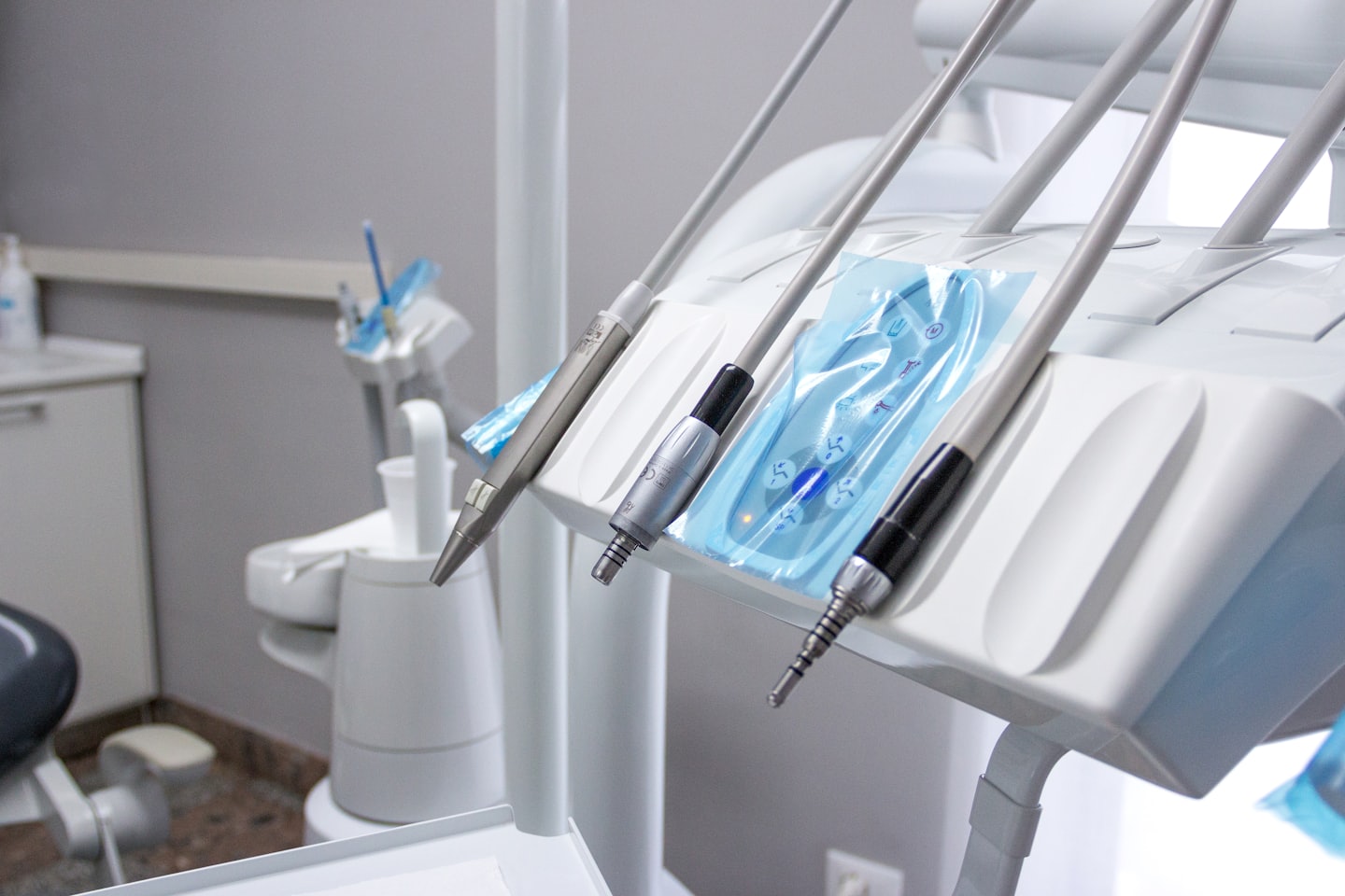 Herramientas dentales estériles sobre una unidad dental moderna.